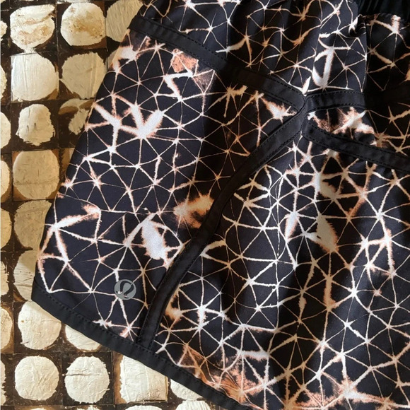 Lululemon starburst tracker shorts sz 6 - Picture 3 of 4
